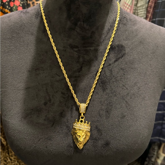 ANTHONY JACOBS
18K Goldplated Necklace with Simulated Diamond Lion Pendant - Picture 2 of 7